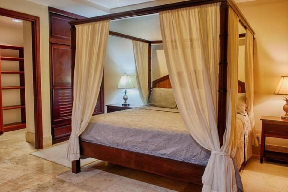 Beachfront, Sunset, & Ocean Views with Elevator Apartment hotel in Playa Langosta