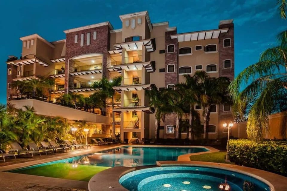 Beachfront, Sunset, & Ocean Views with Elevator Apartment hotel in Playa Langosta