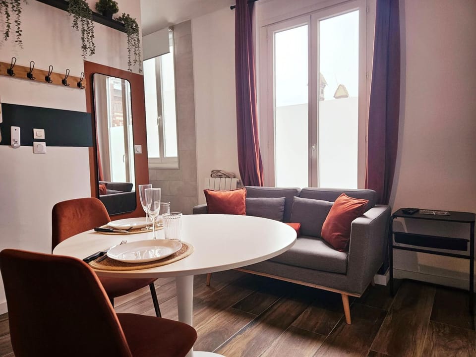Seating area, Dining area