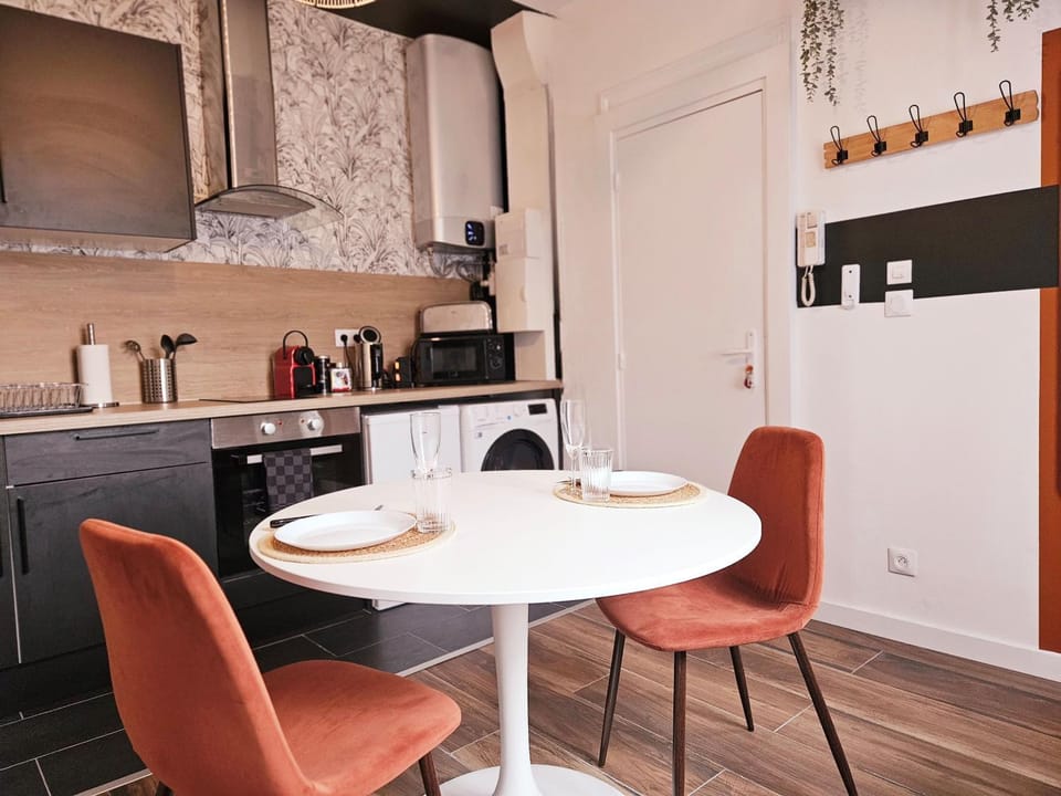 Kitchen or kitchenette, Dining area, minibar, pet friendly, toaster