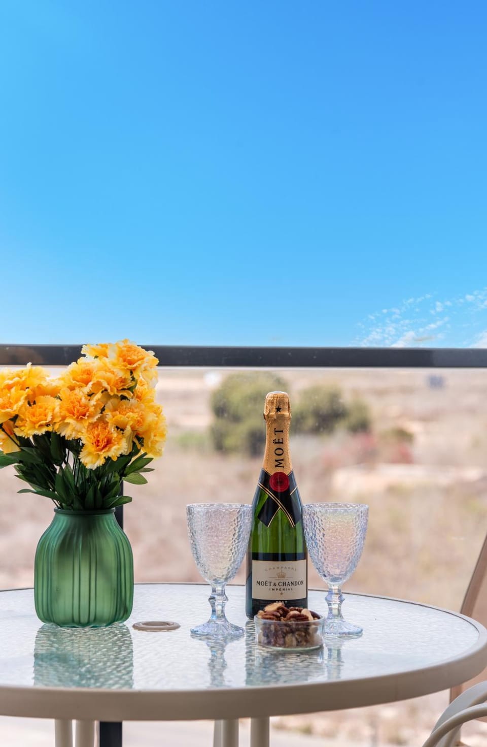 Balcony/Terrace, Food and drinks, Drinks, Alcoholic drinks
