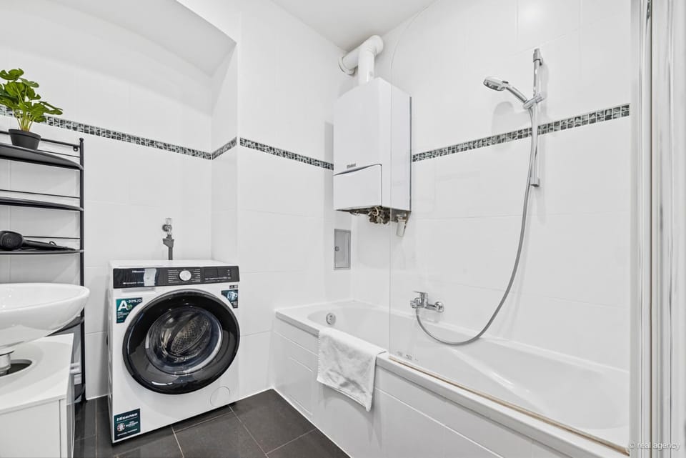 Bathroom, Bath, washing machine, dryer