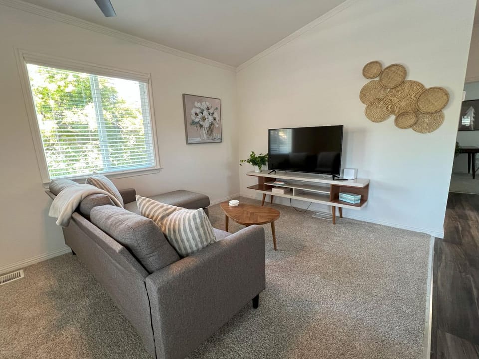 Communal lounge/ TV room, TV and multimedia, Living room, Seating area