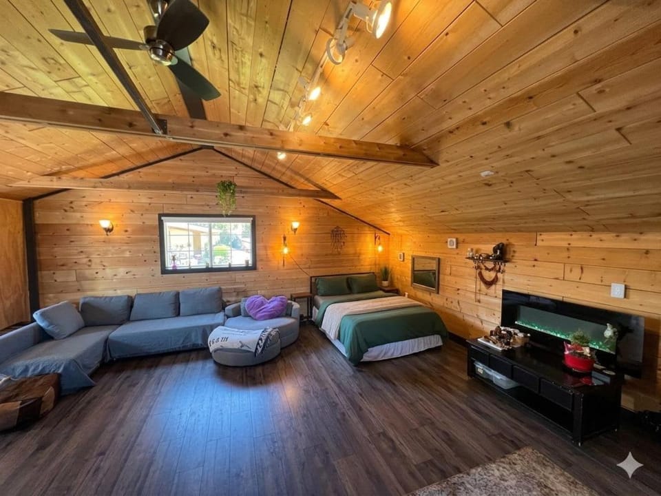 Charming "Melrose Place" w Year-Round Heated Pool, Deck & Grill Apartment in Victoria