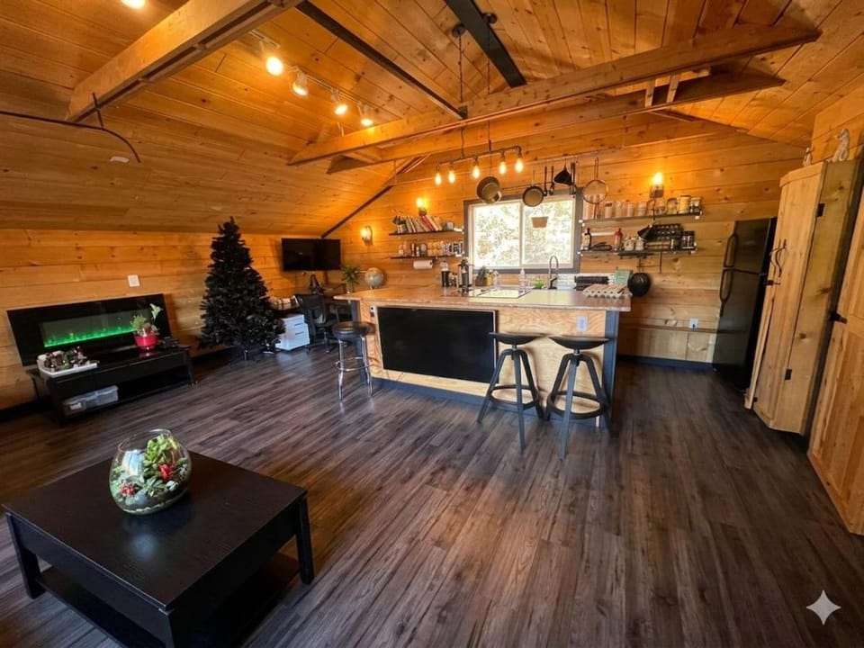 Charming "Melrose Place" w Year-Round Heated Pool, Deck & Grill Apartment in Victoria