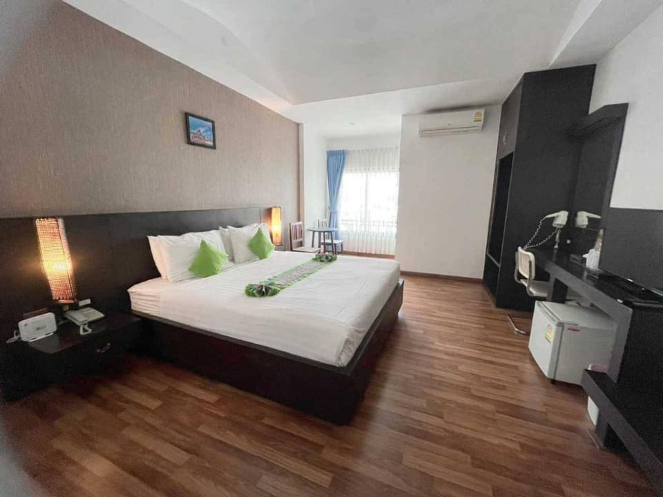 Communal lounge/ TV room, Bed, TV and multimedia, Photo of the whole room, Bedroom, wardrobe
