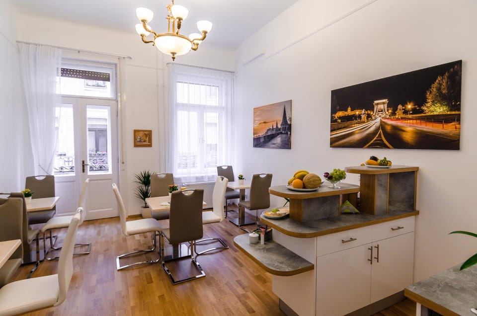 Restaurant/places to eat, Communal lounge/ TV room, Seating area