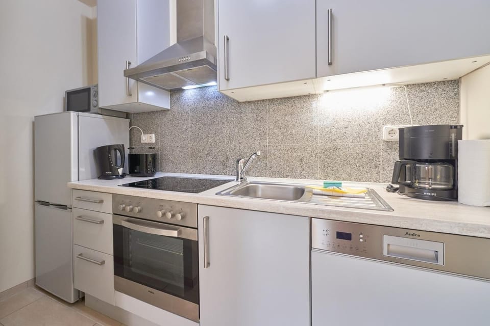 Coffee/tea facilities, Kitchen or kitchenette, dishwasher, oven, stove, toaster