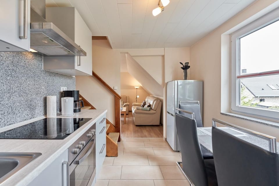 Kitchen or kitchenette, Seating area, oven, stove