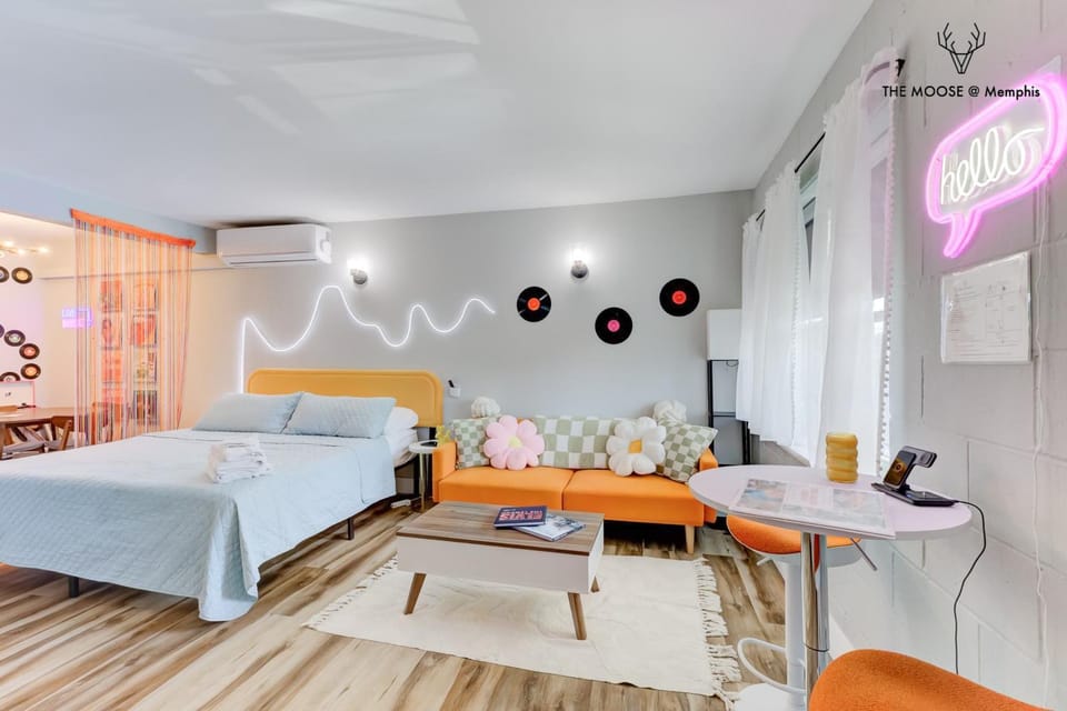 Bed, Living room, Photo of the whole room, Seating area, Bedroom, hair dresser