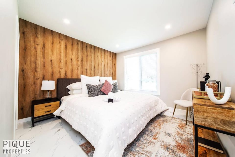 Park Life Retreat - King Bed - Pet Friendly - Sleeps 6 Apartment in Edmonton