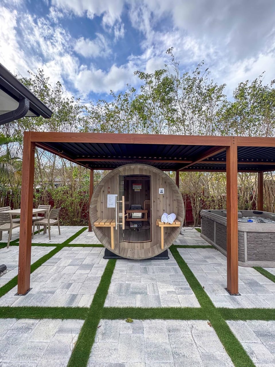 Hot Tub, Sauna
