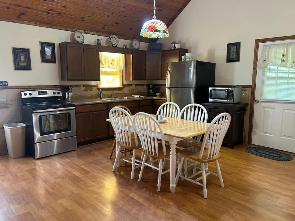 Deluxe Cabin #10 with Jacuzzi on Patoka Lake in Southern Indiana Cabin in Indiana