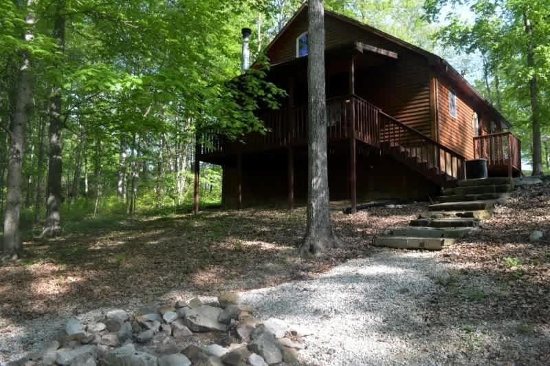 Deluxe Cabin #10 with Jacuzzi on Patoka Lake in Southern Indiana Cabin in Indiana