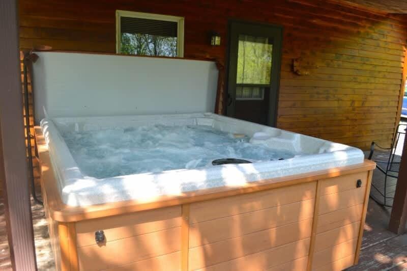 Deluxe Cabin #11 with Hot Tub on Patoka Lake in Southern Indiana Cabin in Indiana