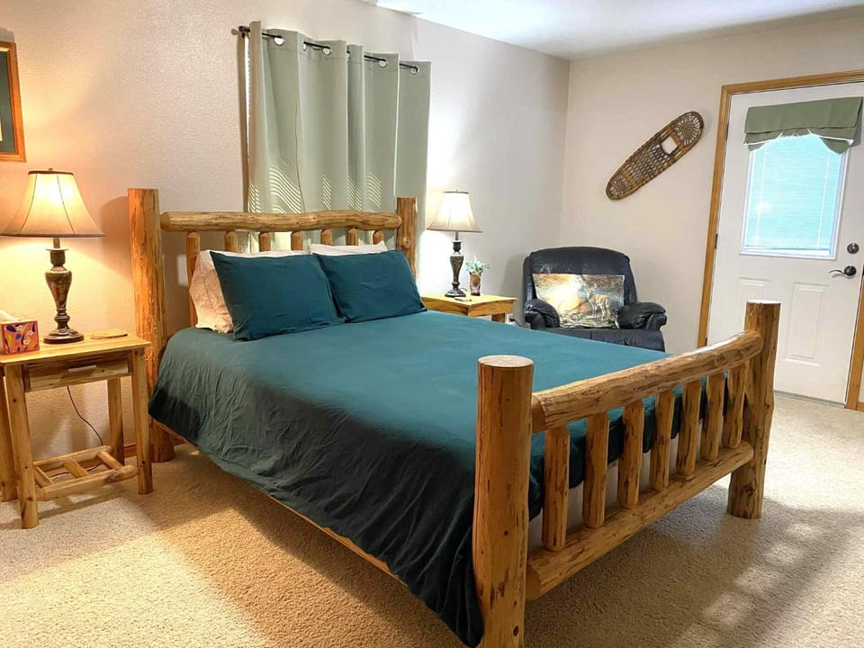 Hot Tub-Awesome View-Secluded Apartment House in Seeley Lake