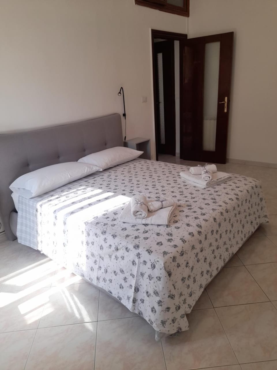 Bed, Bedroom, towels, air conditioner