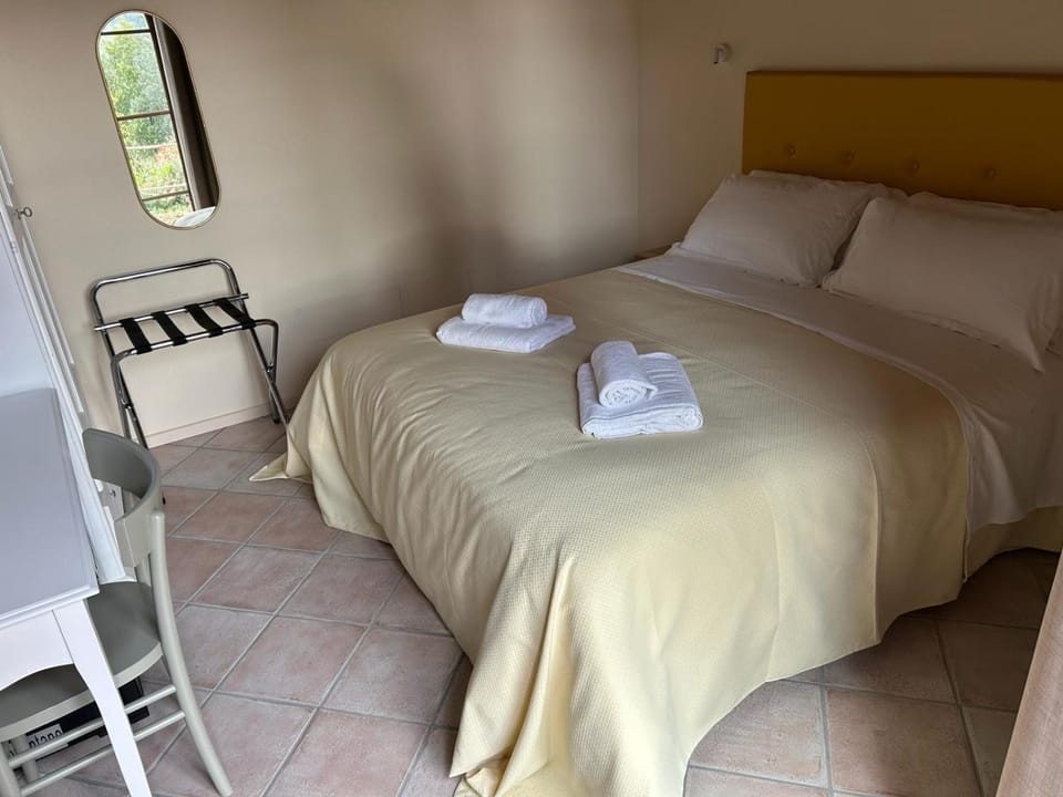 Bed, Coffee/tea facilities, Photo of the whole room, Bedroom, towels