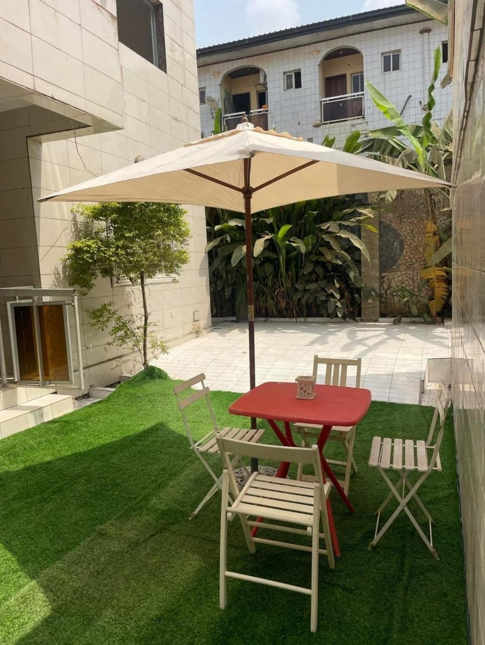 Property building, Patio, Spring, Day, Garden, Dining area, Garden view, sunbed