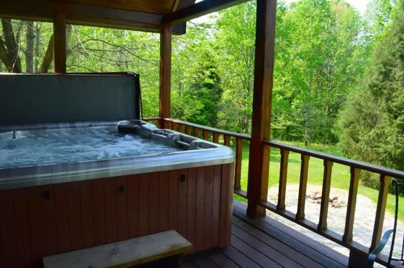 Deluxe Cabin #20 with Hot Tub on Patoka Lake in Southern Indiana Cabin in Indiana