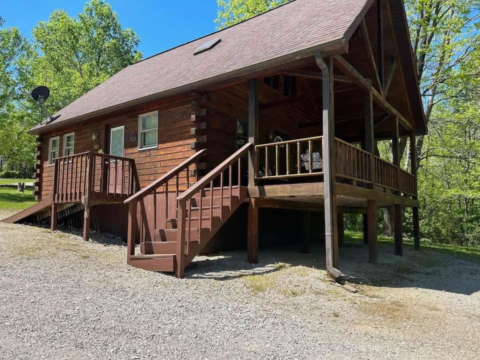 Deluxe Cabin #20 with Hot Tub on Patoka Lake in Southern Indiana Cabin in Indiana