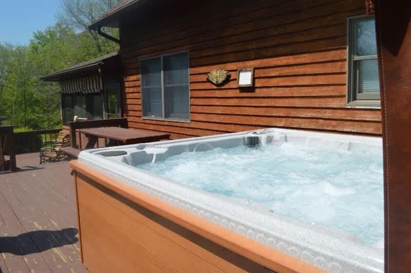 Luxury Cabin #21 With Hot Tub and Jacuzzi on Patoka Lake in Southern Indiana Cabin in Indiana