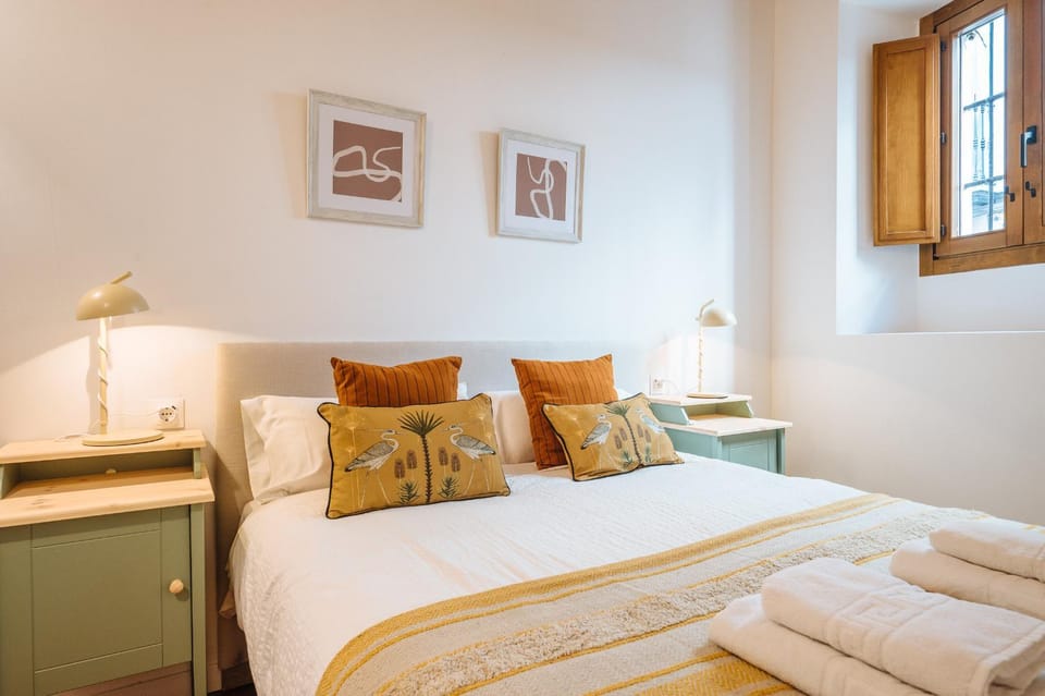Photo of the whole room, Bedroom