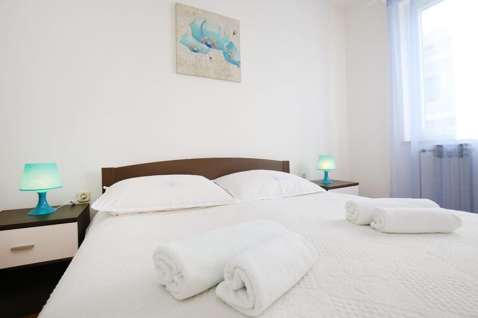 Bed, Day, Photo of the whole room, Decorative detail, Bedroom, locker, towels, air conditioner