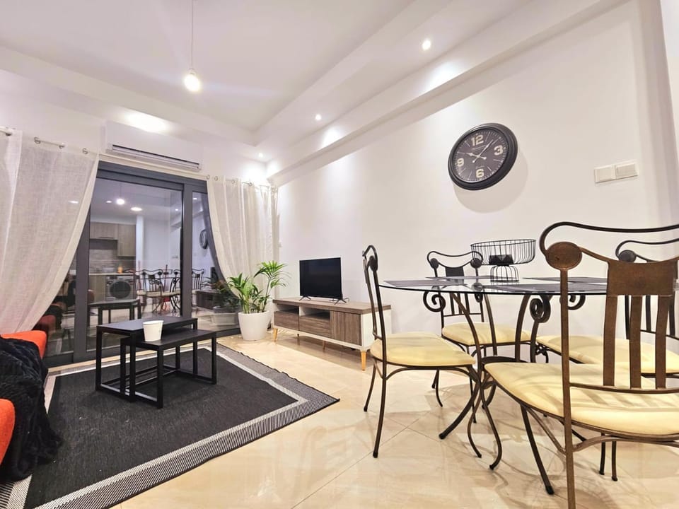 Communal lounge/ TV room, TV and multimedia, Living room, Seating area, Dining area