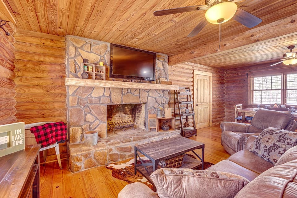 Cropwell Cabin w/ Fire Pit, Near Logan Martin Lake Cabin in Logan Martin Lake