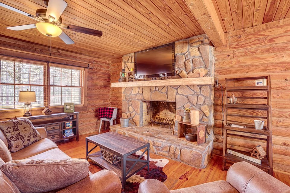 Cropwell Cabin w/ Fire Pit, Near Logan Martin Lake Cabin in Logan Martin Lake