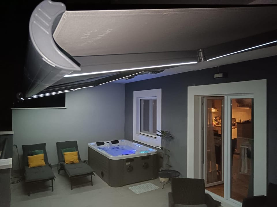 Hot Tub, Seating area