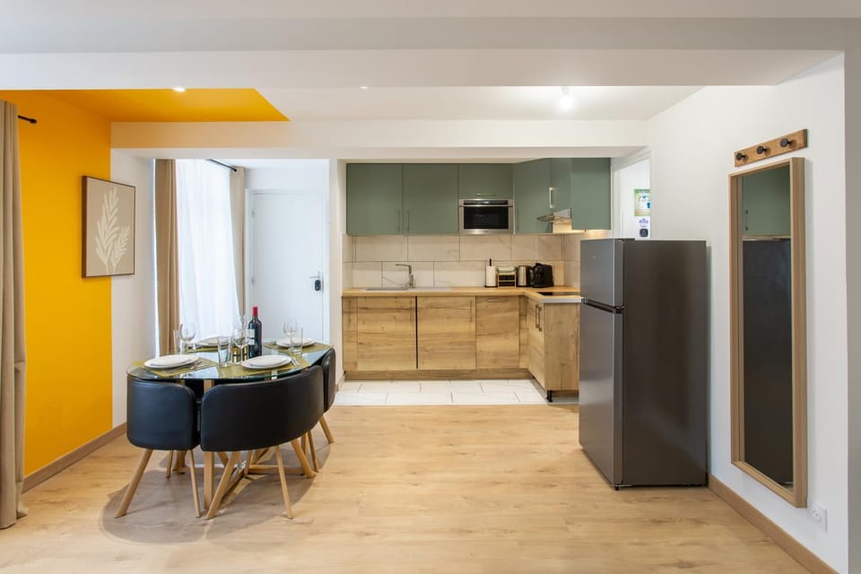 Kitchen or kitchenette, Dining area