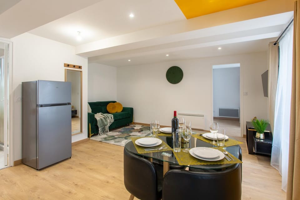 Living room, Seating area, Dining area