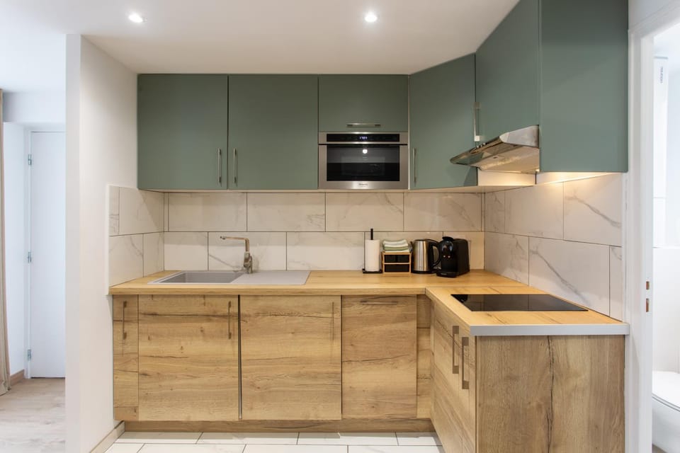 Coffee/tea facilities, Kitchen or kitchenette, stove, toaster