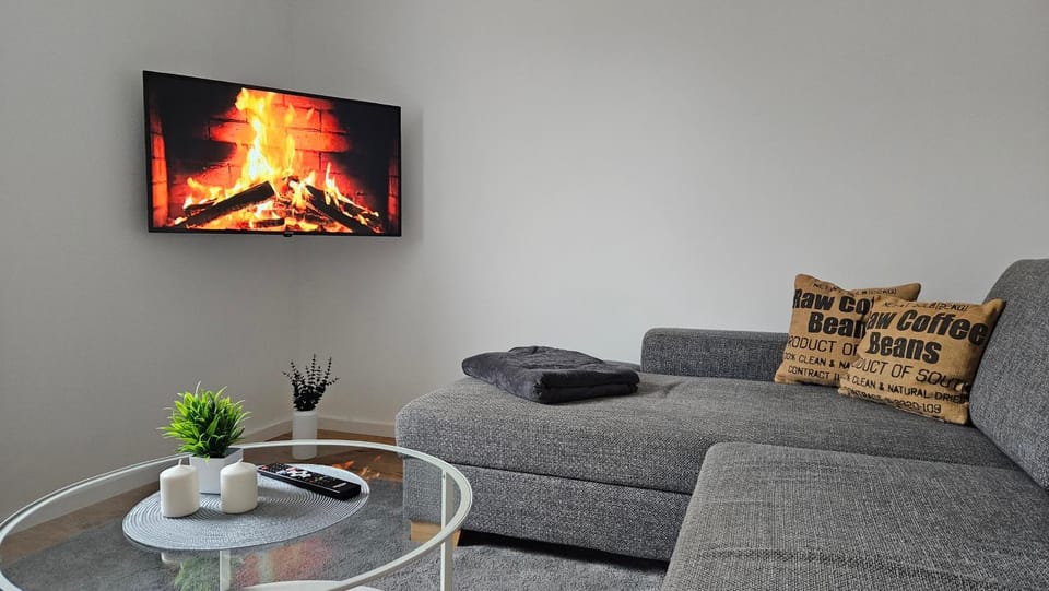 Communal lounge/ TV room, TV and multimedia, Living room, Seating area, Evening entertainment