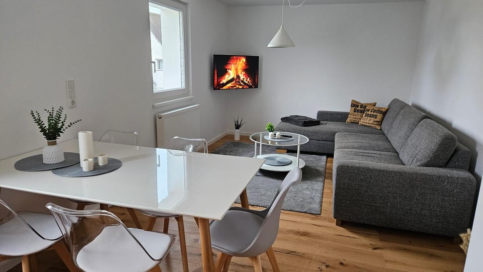 TV and multimedia, Living room, Seating area, Dining area