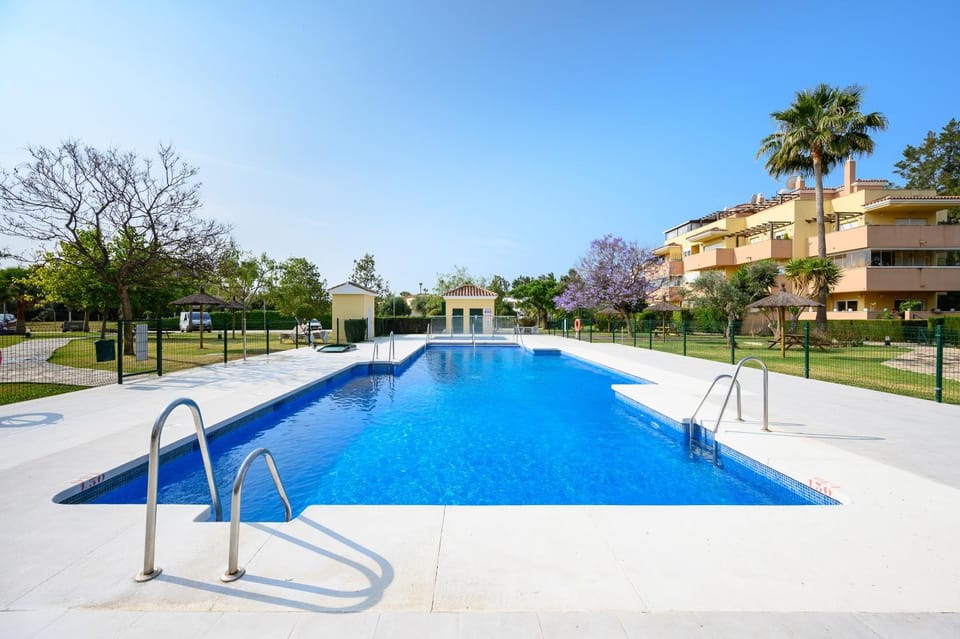 Day, Swimming pool, sunbed
