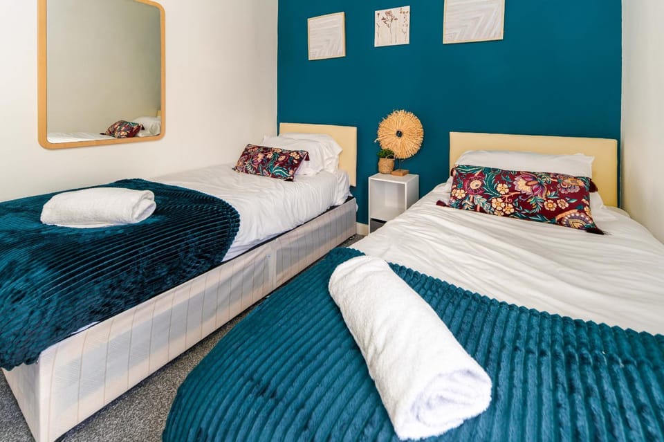 Bed, Bedroom, towels