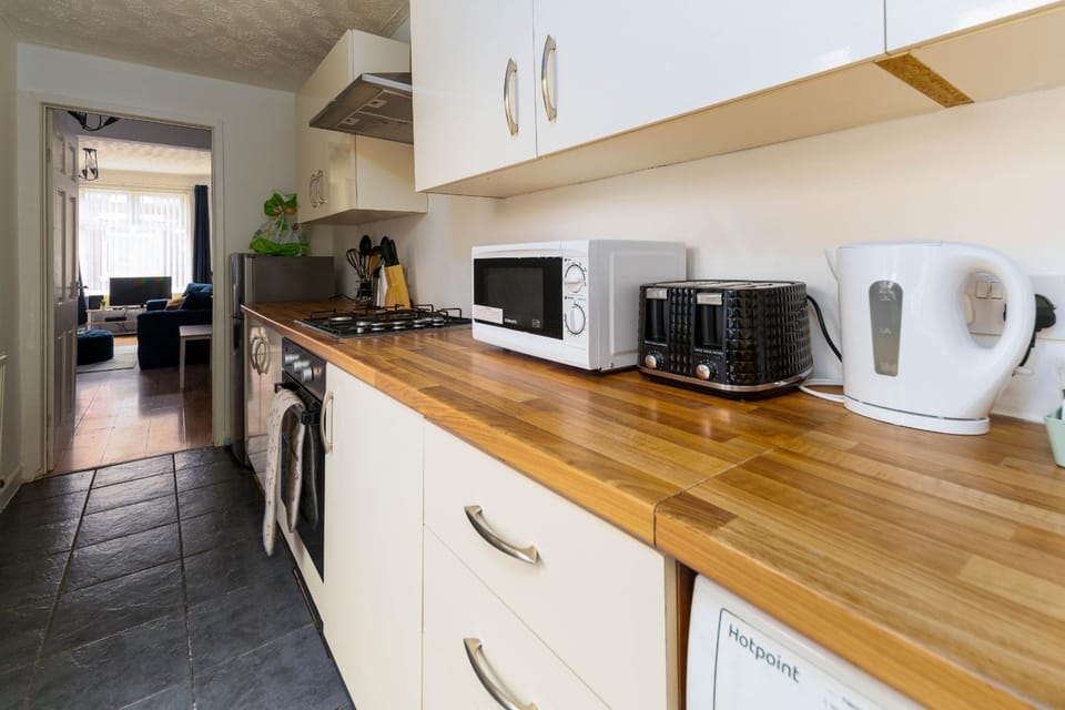 Coffee/tea facilities, Kitchen or kitchenette, oven, stove, toaster