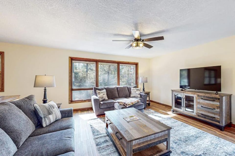 Mitchell Point Cottage House in Eagle River