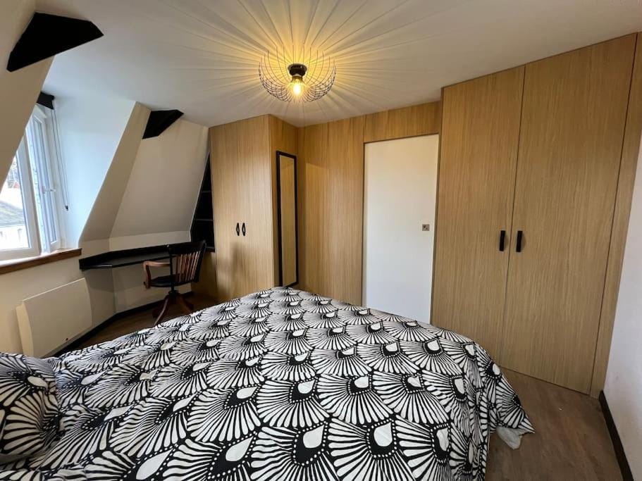 Bed, Photo of the whole room, Seating area, wardrobe