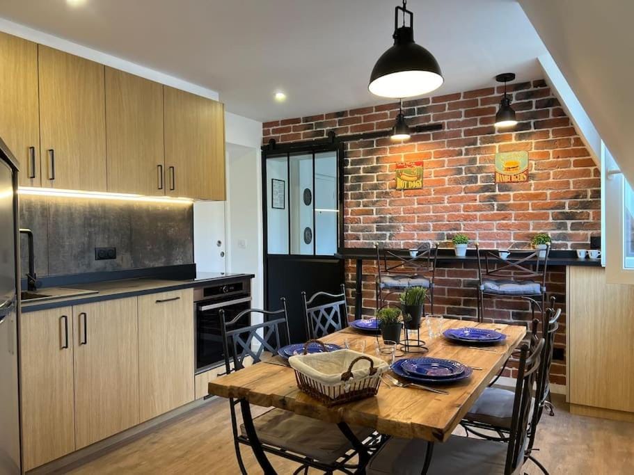 Kitchen or kitchenette, Dining area, minibar, pet friendly, stove