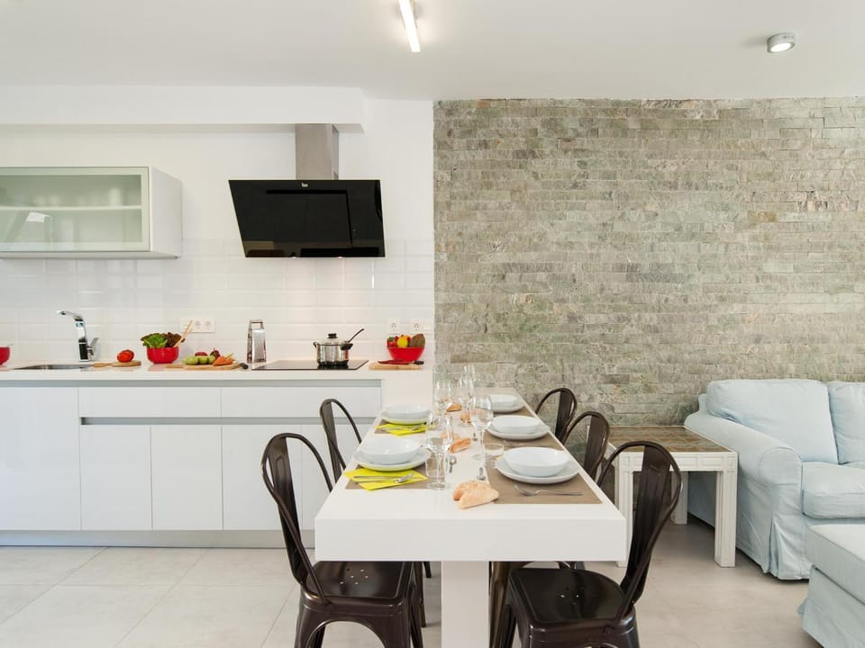 Kitchen or kitchenette, Dining area
