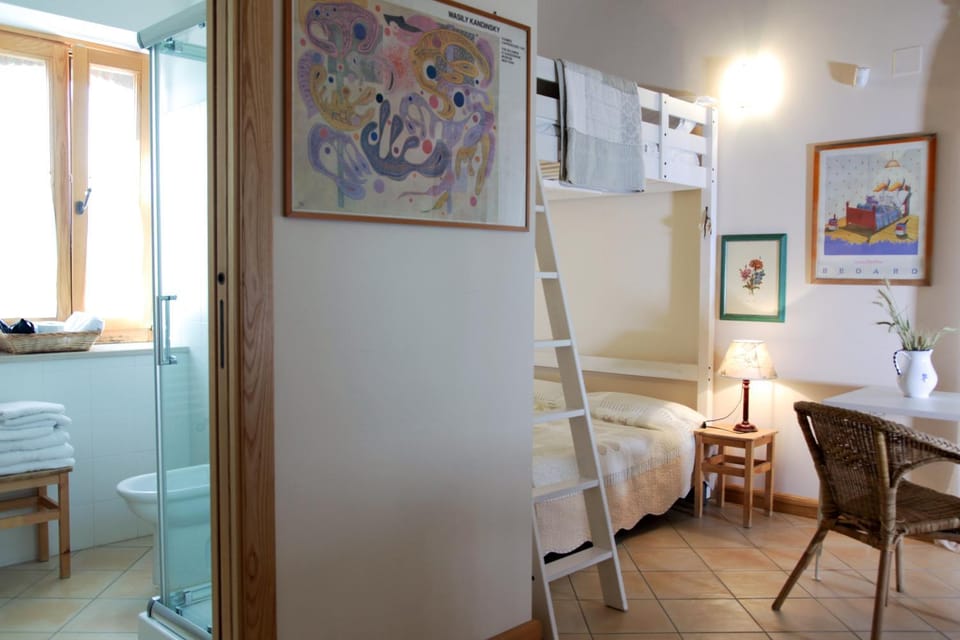 Bathroom, Decorative detail, bunk bed