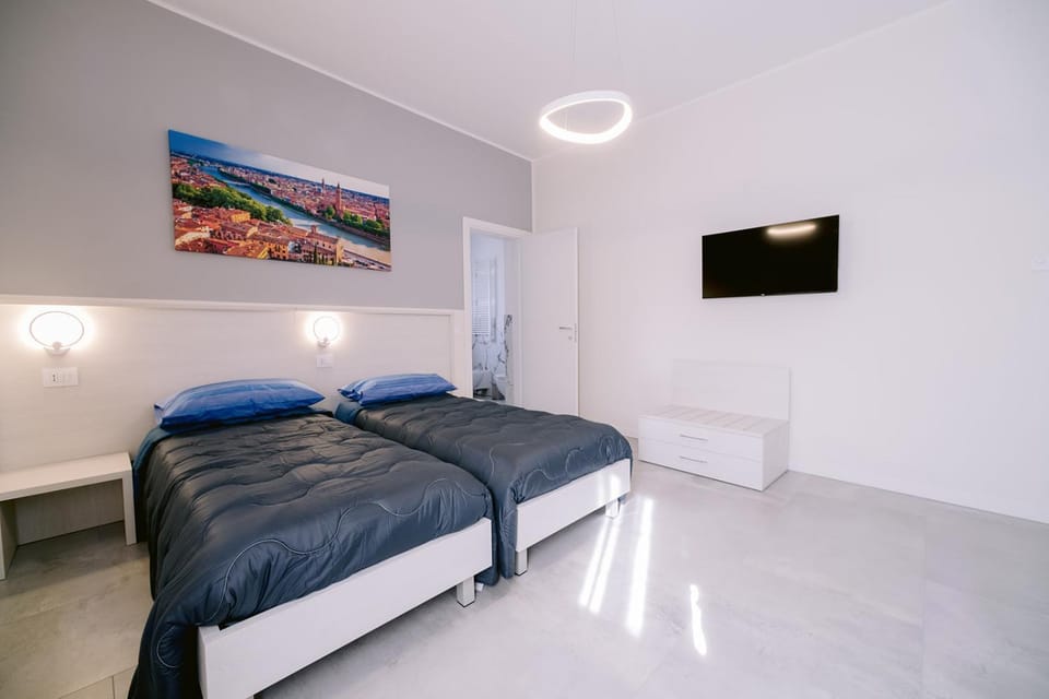 Bed, TV and multimedia, Photo of the whole room, Bedroom