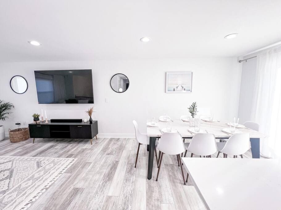 TV and multimedia, Living room, Seating area, Dining area