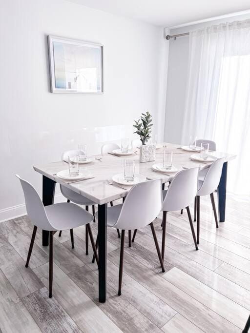Living room, Seating area, Dining area