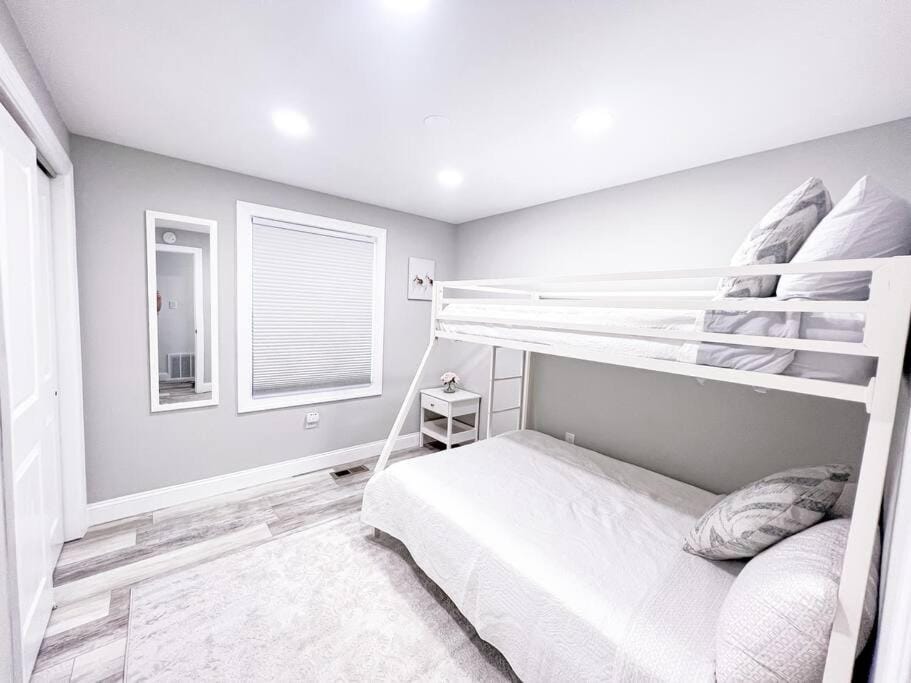 Bed, Photo of the whole room, Bedroom, bunk bed