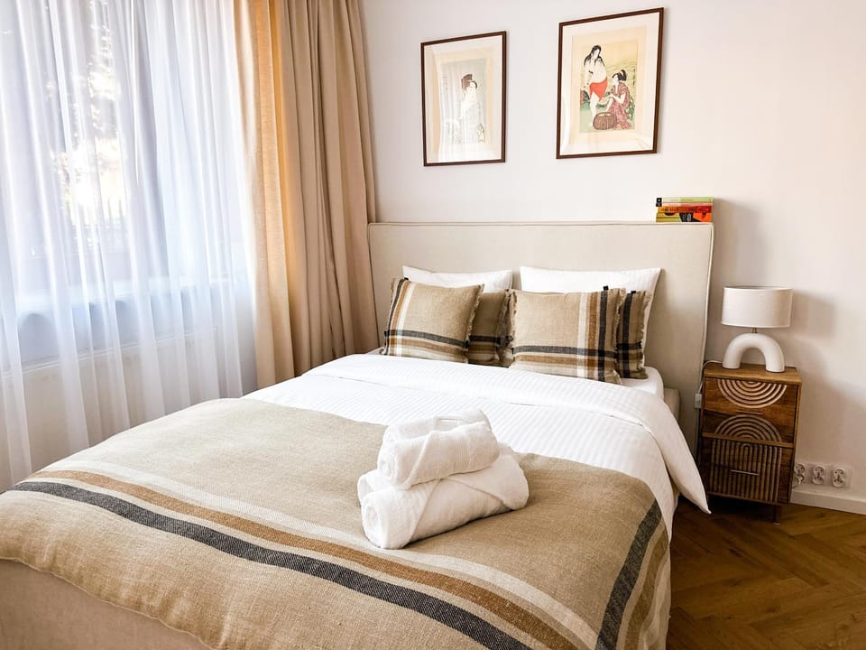 Bed, Bedroom, towels